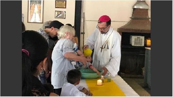 El Obispo de las Villas celebrÃ³ bautismos en la sede de La Alameda en la Comuna 9