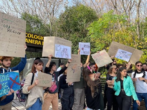 Ambientalistas, estudiantes y defensores de la  Reserva Ecológica Ciudad Universitaria - Costanera Norte se oponen a la construcción de bares en el predio 