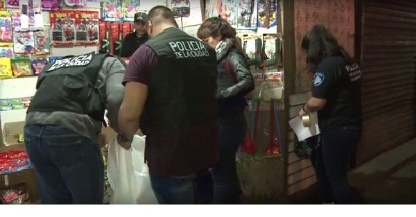 Allanan y desmantelan puestos de venta ilegal en Liniers