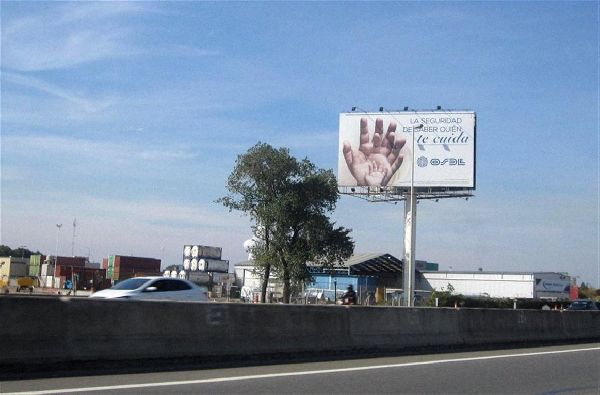 Publicidad clandestina en la autopista Illia