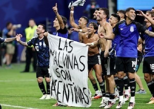 Gracias a un vecino de Villa Luro la  Selección Nacional de Fútbol pudo flamear la bandera de nuestras Islas Malvinas 