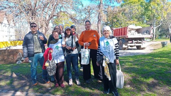 Integrantes de la agrupación Basta de Mutilar Nuestros Árboles de las Comunas 9 y 10  hicieron una recorrida y relevamiento en el barrio de Parque Avellaneda 